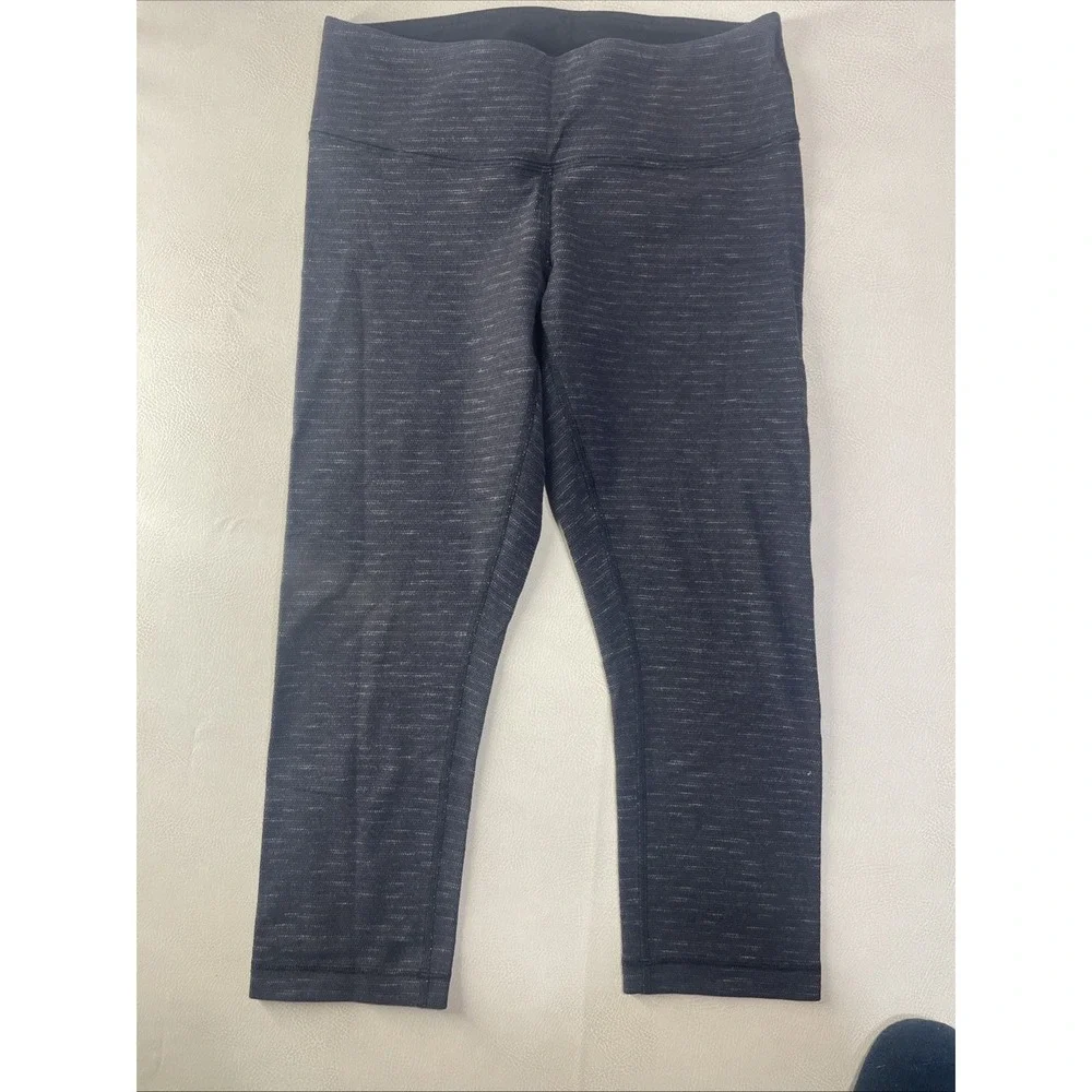 Lululemon‎ gray and black textured athletic capri leggings Size 8